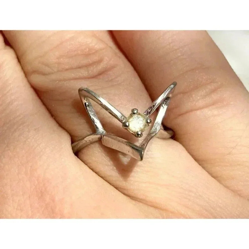 Vintage 18K HGE Gemstone Raised Heart Shaped / Designed Retro Ring - size 5.75